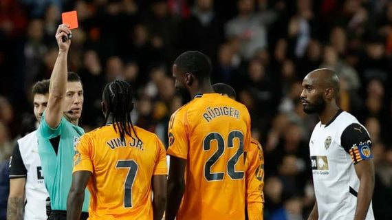 Vinicius, durante una visita a Mestalla en la que resultó expulsado.