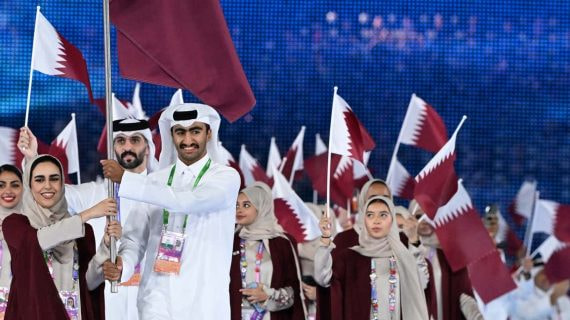 La delegación de Catar desfila con banderas en una ceremonia inaugural