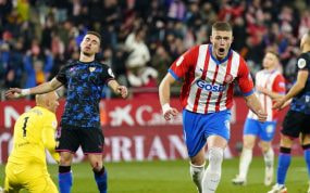 Dovbyk celebra un gol ante el Sevilla.