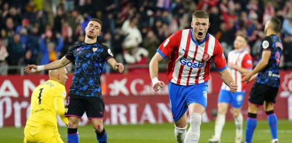 Dovbyk celebra un gol ante el Sevilla.