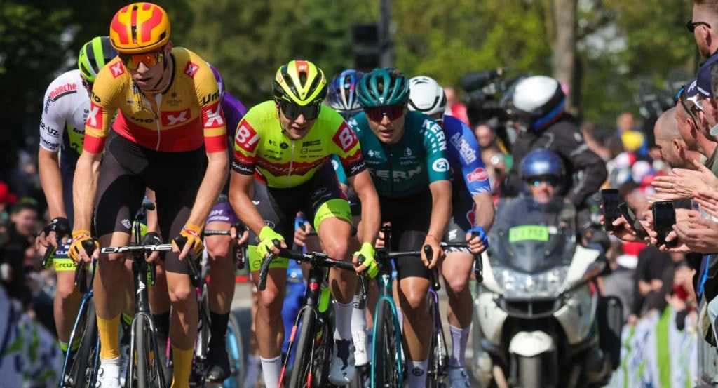 Grupo de ciclistas corriendo en fila durante la Flecha Valona.