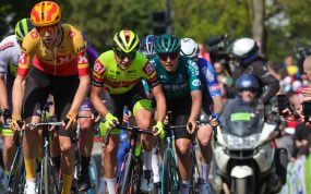 Grupo de ciclistas corriendo en fila durante la Flecha Valona.