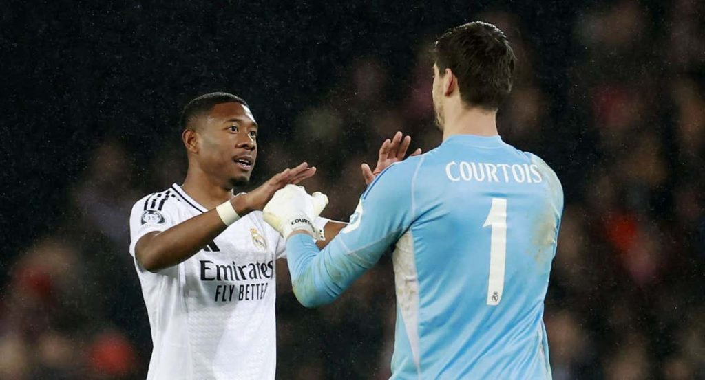 Alaba se choca las manos con Courtois tras la victoria</p><p> ante el Brest (0-3).