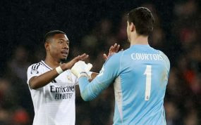 Alaba se choca las manos con Courtois tras la victoria</p><p> ante el Brest (0-3).