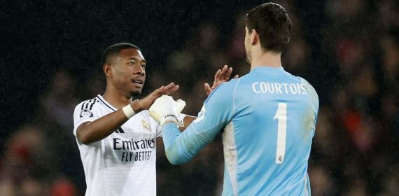 Alaba se choca las manos con Courtois tras la victoria</p><p> ante el Brest (0-3).