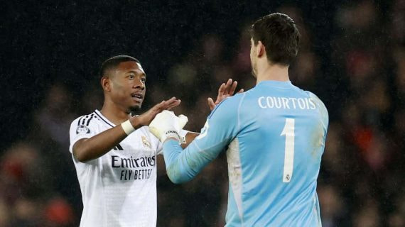 Alaba se choca las manos con Courtois tras la victoria</p><p> ante el Brest (0-3).