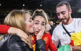 La madre de Olga, besando a su hija tras conquistar el Mundial; a la derecha, su hermano Tomás.