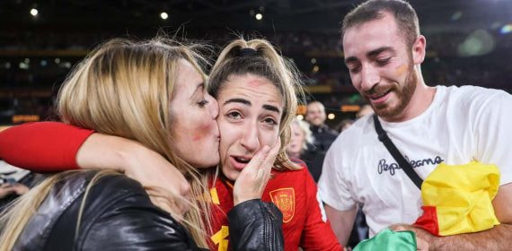 La madre de Olga, besando a su hija tras conquistar el Mundial; a la derecha, su hermano Tomás.