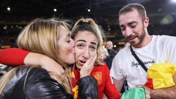 La madre de Olga, besando a su hija tras conquistar el Mundial; a la derecha, su hermano Tomás.