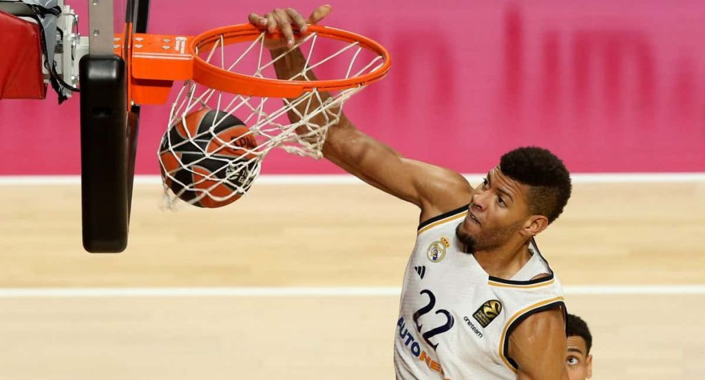 Edy Tavares, durante un partido de la Euroliga en noviembre de 2023.