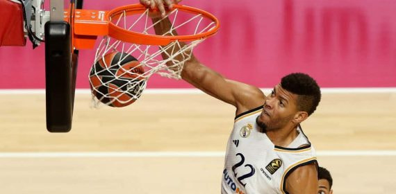 Edy Tavares, durante un partido de la Euroliga en noviembre de 2023.
