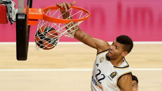 Edy Tavares, durante un partido de la Euroliga en noviembre de 2023.