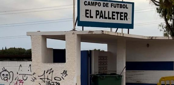 El campo de fútbol del Paiporta, destrozado.