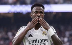 Vinicius saludando a la gente del Bernabéu tras marcar a Osasuna.