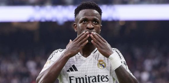 Vinicius saludando a la gente del Bernabéu tras marcar a Osasuna.