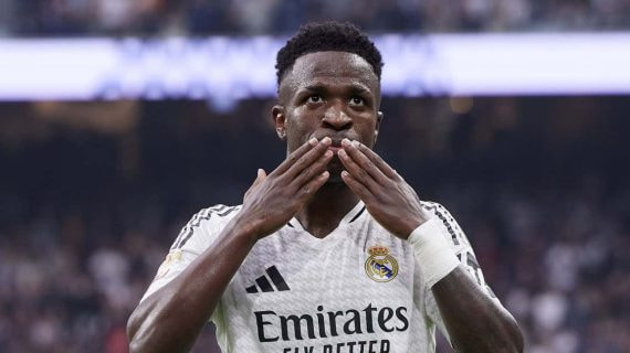 Vinicius saludando a la gente del Bernabéu tras marcar a Osasuna.