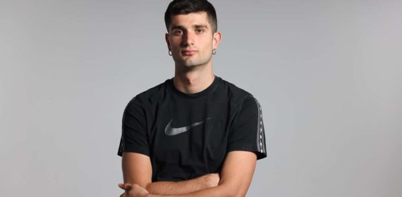 Asier Martínez posa con los brazos cruzados en un retrato de estudio