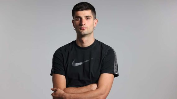 Asier Martínez posa con los brazos cruzados en un retrato de estudio