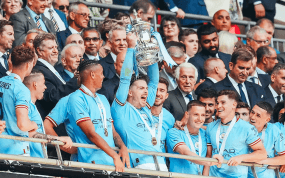 Jack Grealish levanta el trofeo de campeón de la FA Cup 2022/23.