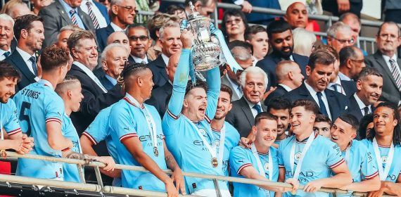 Jack Grealish levanta el trofeo de campeón de la FA Cup 2022/23.