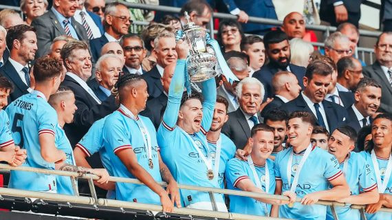 Jack Grealish levanta el trofeo de campeón de la FA Cup 2022/23.