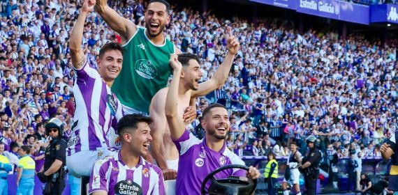 Los jugadores del Real Valladolid celebran el ascenso a Primera División.