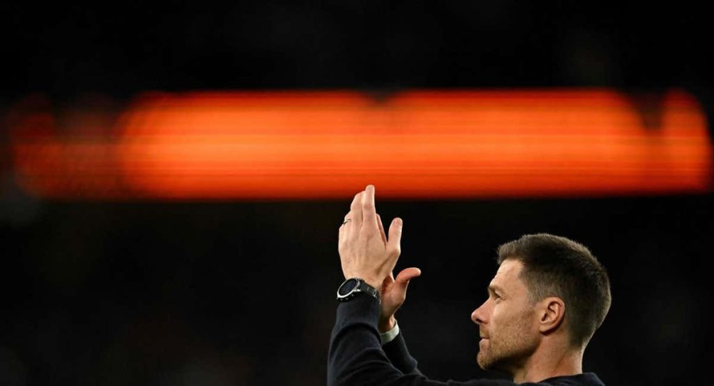Xabi Alonso agradece a los aficionados del Bayer Leverkusen tras caer este miércoles en la final de la Europa League.