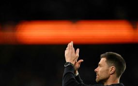 Xabi Alonso agradece a los aficionados del Bayer Leverkusen tras caer este miércoles en la final de la Europa League.