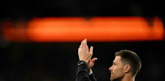Xabi Alonso agradece a los aficionados del Bayer Leverkusen tras caer este miércoles en la final de la Europa League.