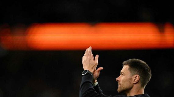 Xabi Alonso agradece a los aficionados del Bayer Leverkusen tras caer este miércoles en la final de la Europa League.
