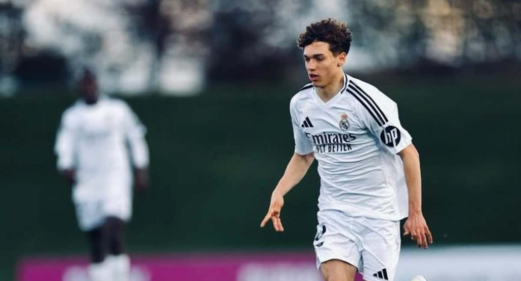 Thiago Pitarch, durante un partido con las categorías inferiores del Real Madrid.