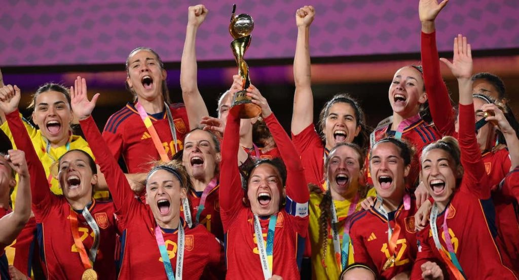 La selección española femenina celebra con el trofeo del Mundial 2023