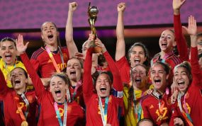 La selección española femenina celebra con el trofeo del Mundial 2023