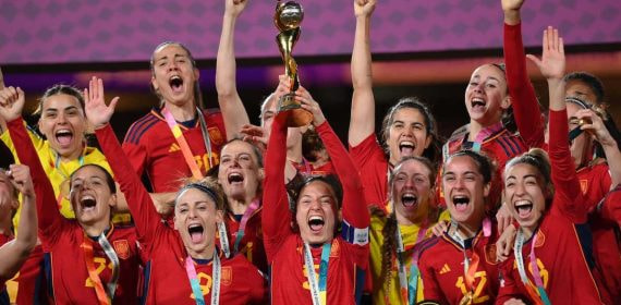 La selección española femenina celebra con el trofeo del Mundial 2023