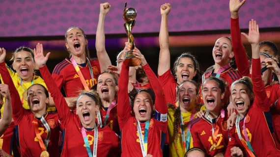La selección española femenina celebra con el trofeo del Mundial 2023