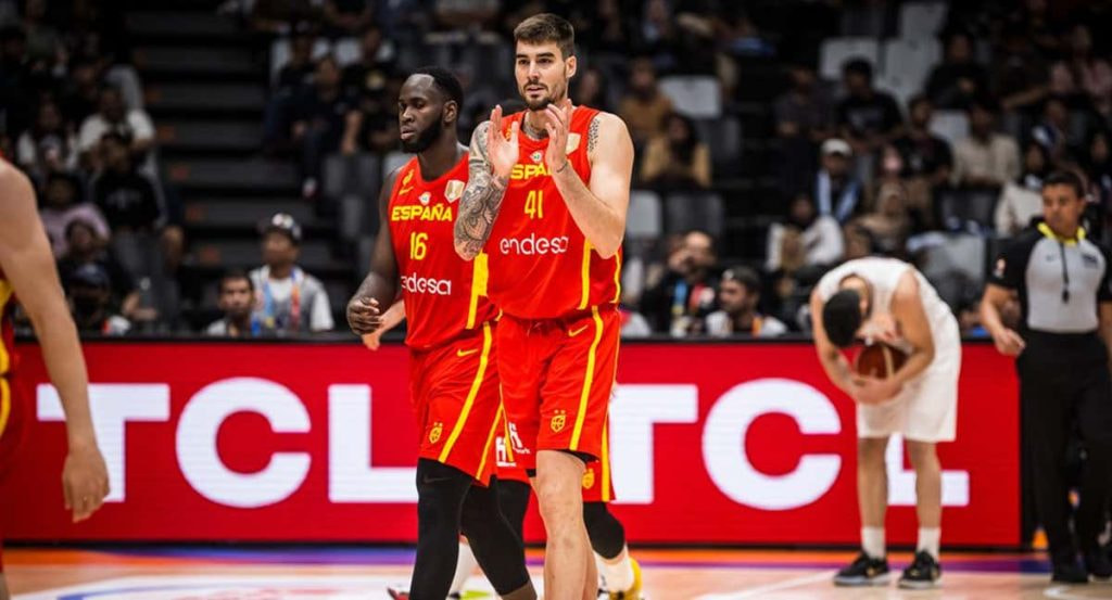 Juancho Hernangómez y Usman Garuba durante el partido de la primera fase ante Irán