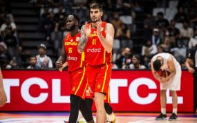 Juancho Hernangómez y Usman Garuba durante el partido de la primera fase ante Irán