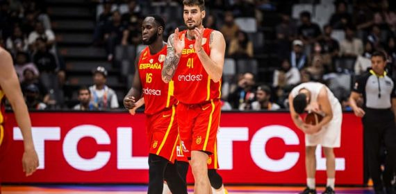 Juancho Hernangómez y Usman Garuba durante el partido de la primera fase ante Irán