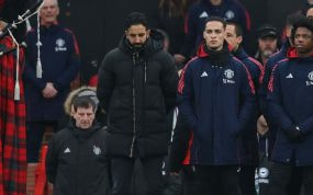 Antony, junto a Rúben Amorim, en el minuto de silencio del partido ante el Brighton.