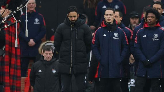 Antony, junto a Rúben Amorim, en el minuto de silencio del partido ante el Brighton.