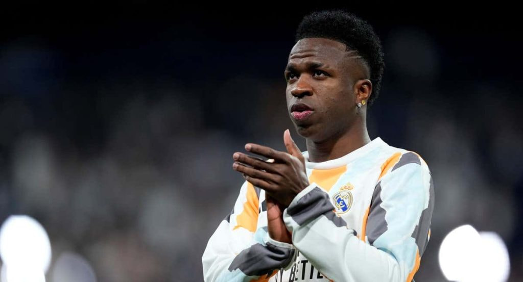 Vinicius Junior aplaudiendo al Santiago Bernabéu.