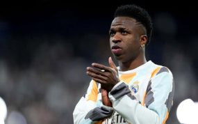 Vinicius Junior aplaudiendo al Santiago Bernabéu.