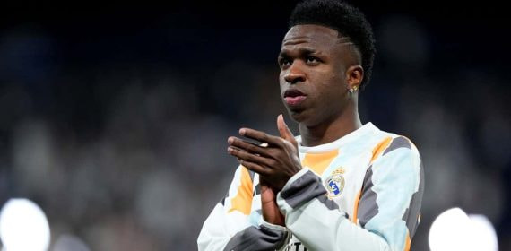 Vinicius Junior aplaudiendo al Santiago Bernabéu.