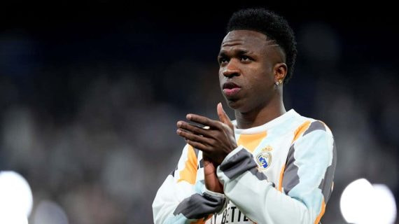 Vinicius Junior aplaudiendo al Santiago Bernabéu.