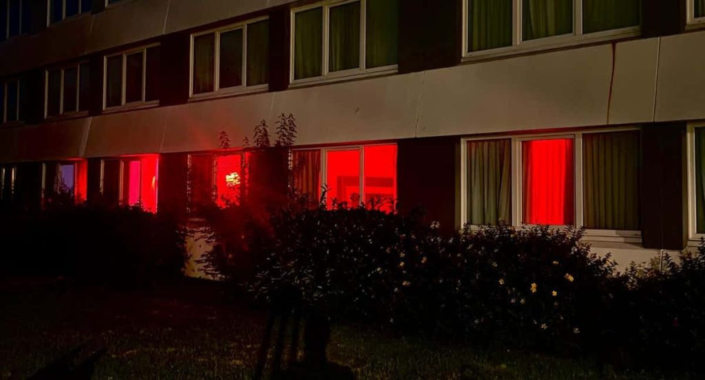 Luz roja en las habitaciones de los jugadores de República Dominicana.