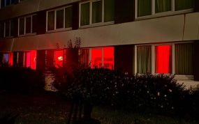 Luz roja en las habitaciones de los jugadores de República Dominicana.