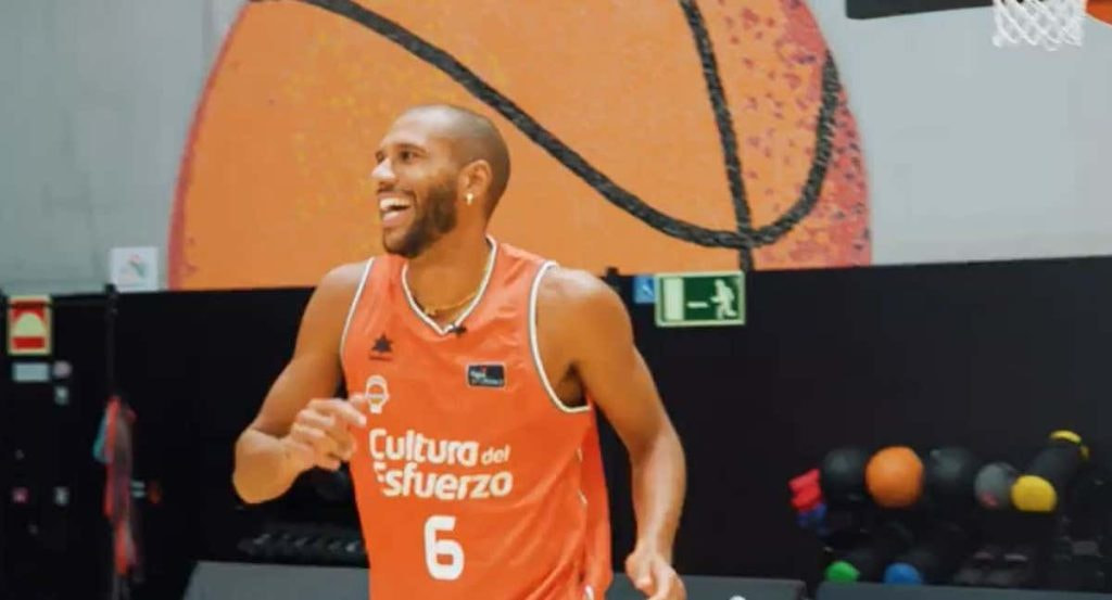 Étienne Capoue se entrena con el Valencia Basket.