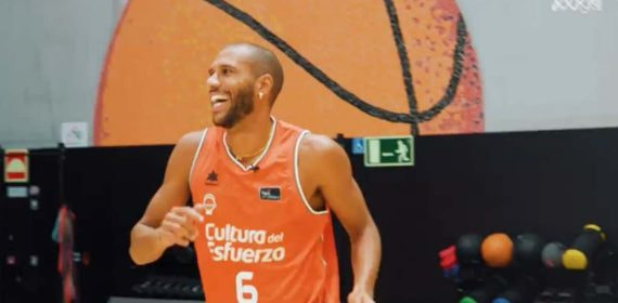 Étienne Capoue se entrena con el Valencia Basket.