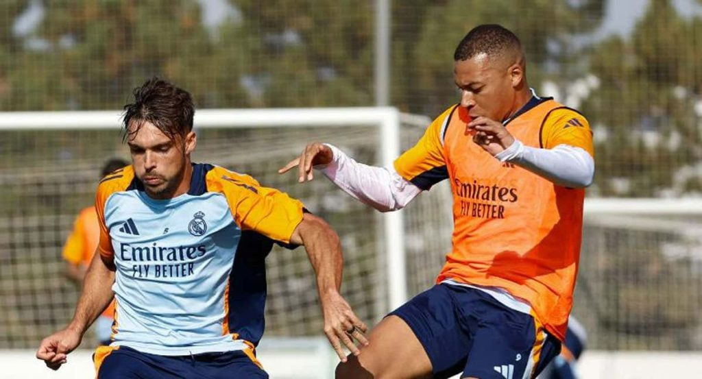 Asencio y Mbappé, entrenando con el Real Madrid.