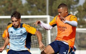Asencio y Mbappé, entrenando con el Real Madrid.